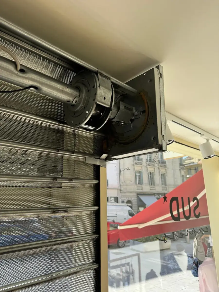 Motorisation de rideau métallique à Paris 16
